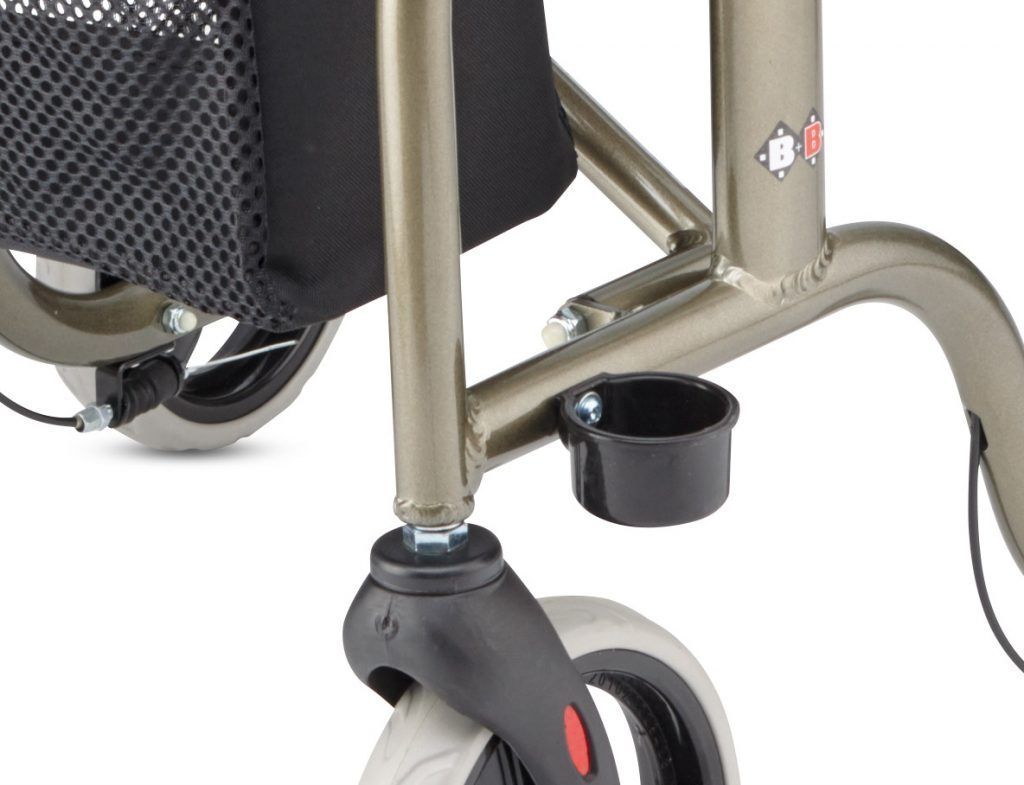 Nahaufnahme: Rollator-Rahmen, Rad, Becherhalter. Silberner Rahmen, schwarzer Becherhalter.