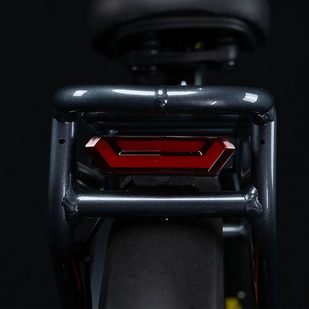 Rücklicht am Heck des E-Bikes. Rote, rechteckige Form im Gepäckträger.