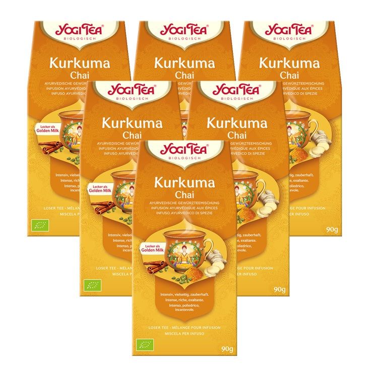 Mehrere Packungen Kurkuma Chai Tee. Gelbe Verpackung mit Logo und Produktnamen. Bio-Siegel.