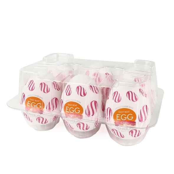 Sechs Eier in einer transparenten Kunststoffverpackung. Jedes Ei hat ein weißes Muster mit rosa Streifen und dem Text "EASY BEAT EGG CURL".