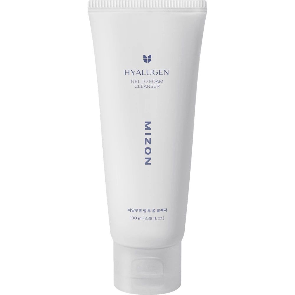 Weiße Tube mit Produkt. Aufschrift HYALUGEN, GEL TO FOAM CLEANSER, MIZON. Produktname und Volumen.