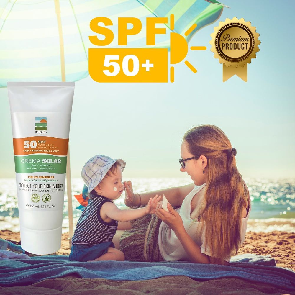 Sonnencreme-Tube am Strand. Mutter und Kind am Strand. SPF 50+ und Premium-Produkt-Siegel sichtbar.