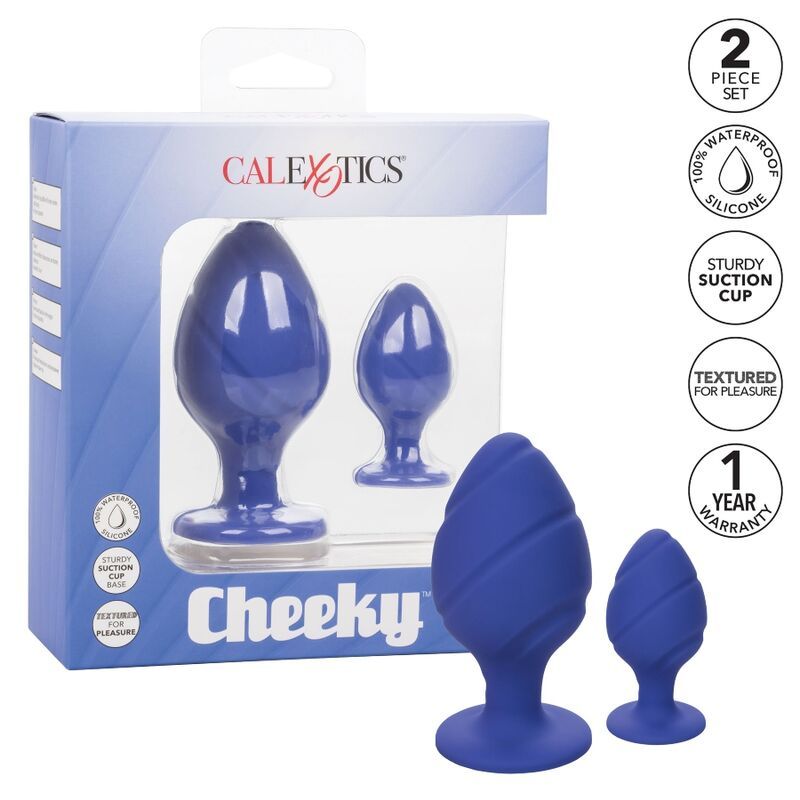 Zwei blaue Analplugs mit geriffelter Oberfläche in Verpackung. Marke Calexotics, Schriftzug "Cheeky".