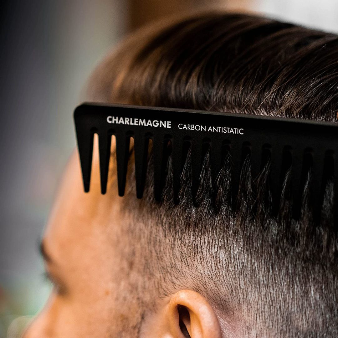 Schwarzer Carbon Antistatic Kamm von CHARLEMAGNE im Einsatz.