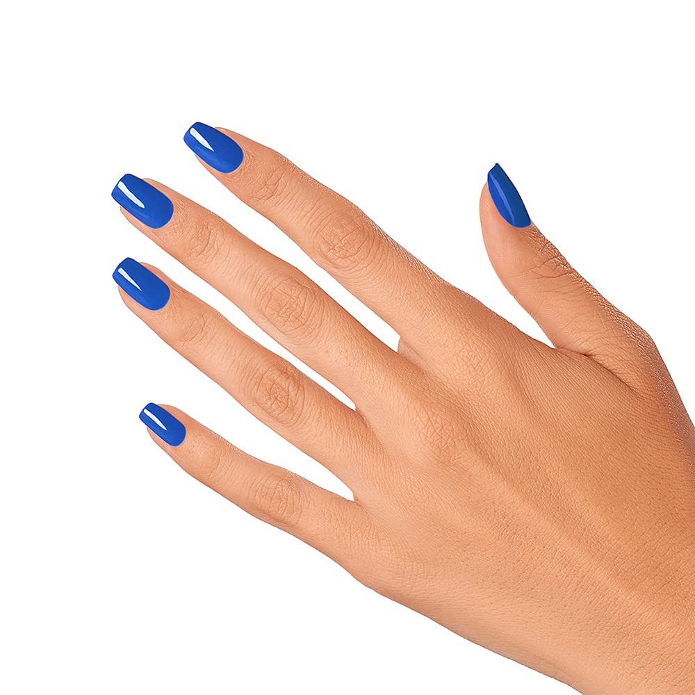 Hand mit blau lackierten Nägeln. Alle Nägel sind gleichmäßig lackiert.