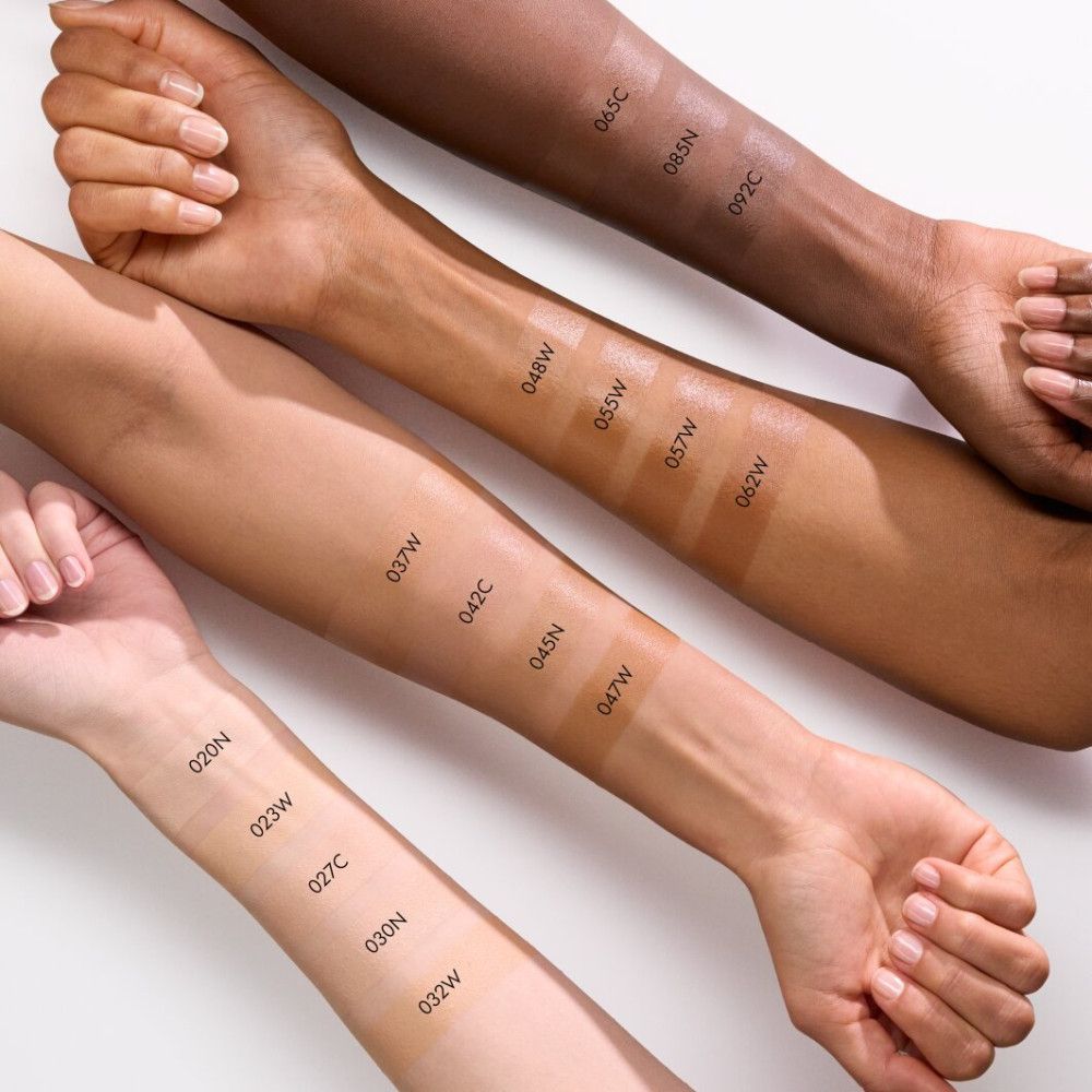 Arme mit verschiedenen Hauttönen zeigen Farbtöne des Catrice Skin Like Tinted Moisturizer. Farbnummern sind sichtbar.