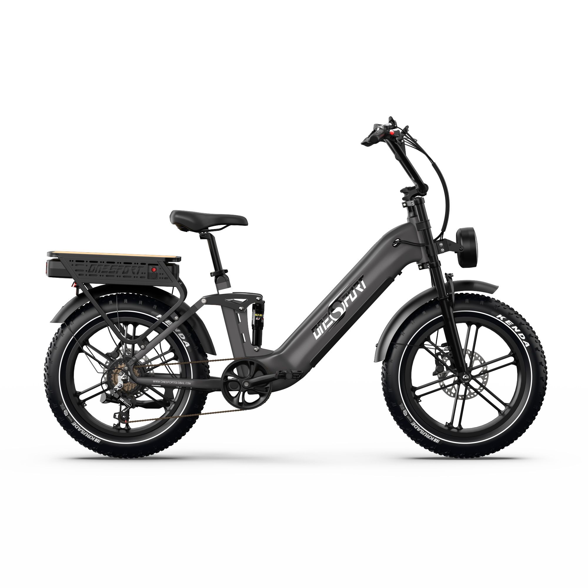 Schwarzes E-Bike, Seitenansicht. Breitreifen, Frontscheinwerfer, Gepäckträger. Auf dem Rahmen steht "UEOFURI".