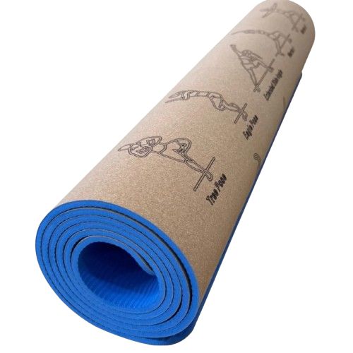 Gerollte Yogamatte, blau und braun. Korkoberfläche mit Yoga-Posen-Illustrationen. Blaue Unterseite. Nahaufnahme.