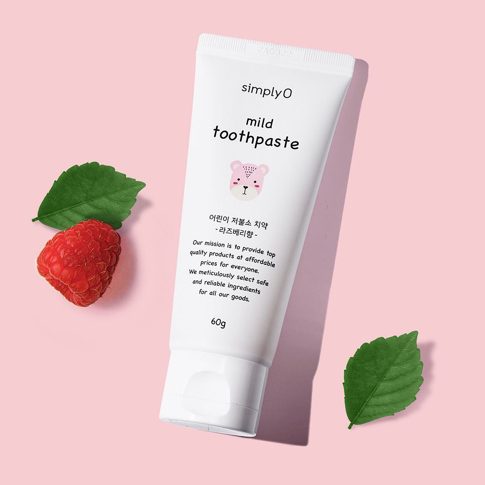 Weiße Tube "simplyO mild toothpaste" mit Himbeere und Blättern auf rosa Hintergrund. 60g.