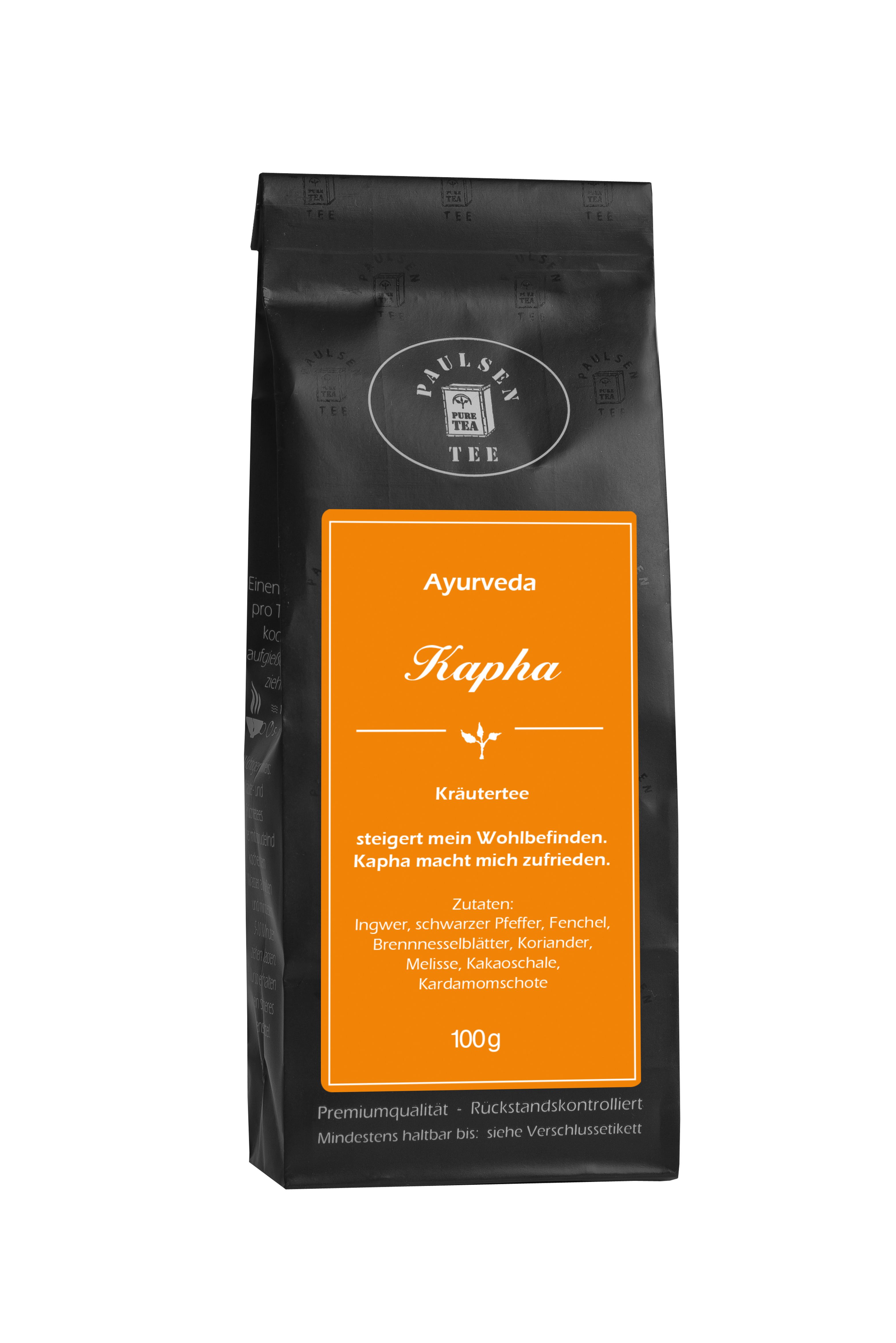 Schwarzer Beutel mit orangefarbenem Etikett. Aufschrift: Ayurveda Kapha Kräutertee. Marke: Paulsen Tee. 100g.