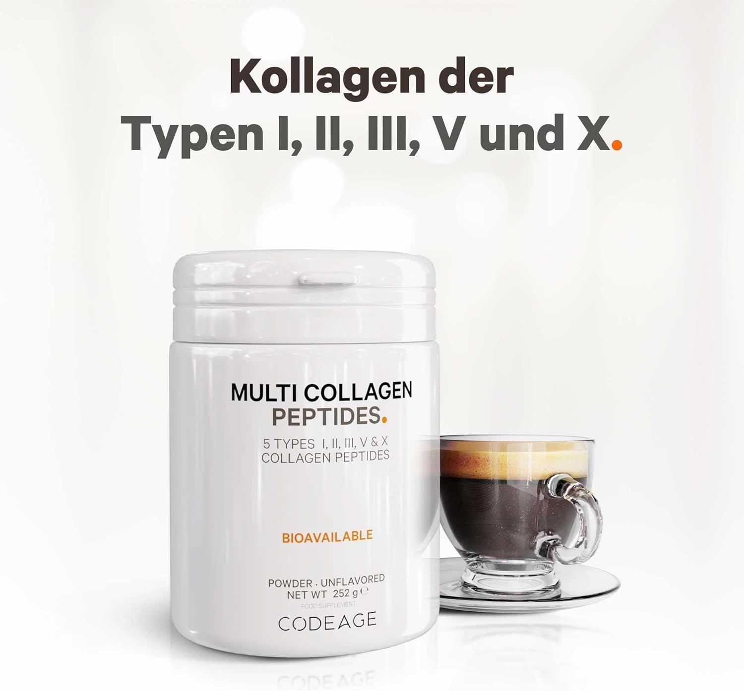 Weißer Behälter mit 'MULTI COLLAGEN PEPTIDES' neben einer Kaffeetasse. Text: 5 Kollagentypen. Marke: CODEAGE.
