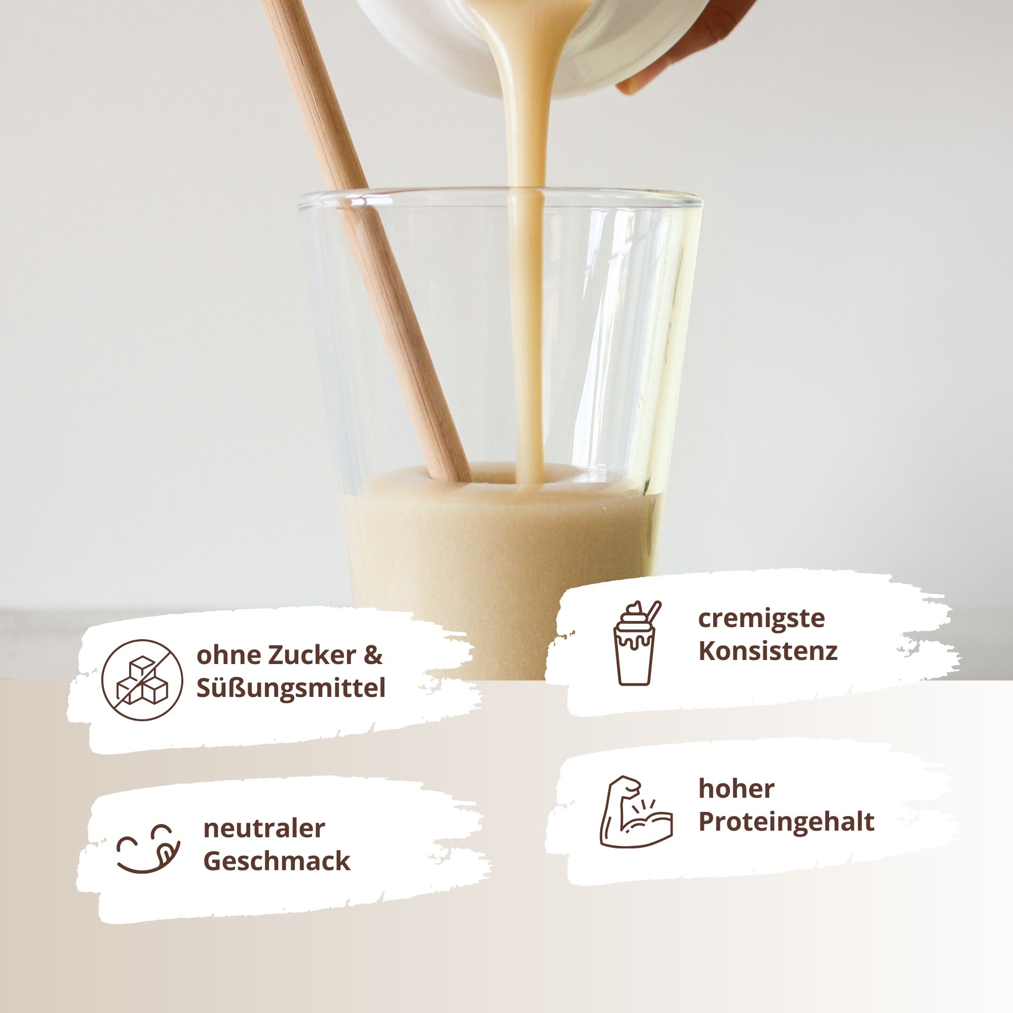 Glas mit cremiger Flüssigkeit, zwei Holzstäbchen. Text: ohne Zucker & Süßungsmittel, cremige Konsistenz, neutraler Geschmack, hoher Proteingehalt.