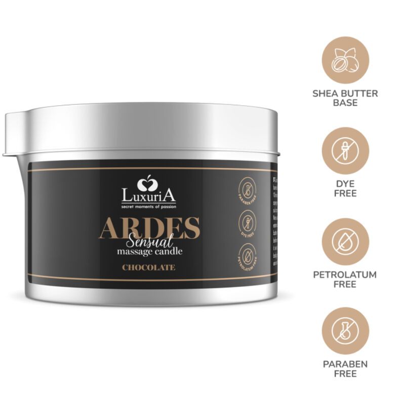 Massagekerze mit schwarzem Etikett. Logo und Produktname. Aufschrift: Shea Butter Base, Dye Free, Petrolatum Free, Paraben Free.