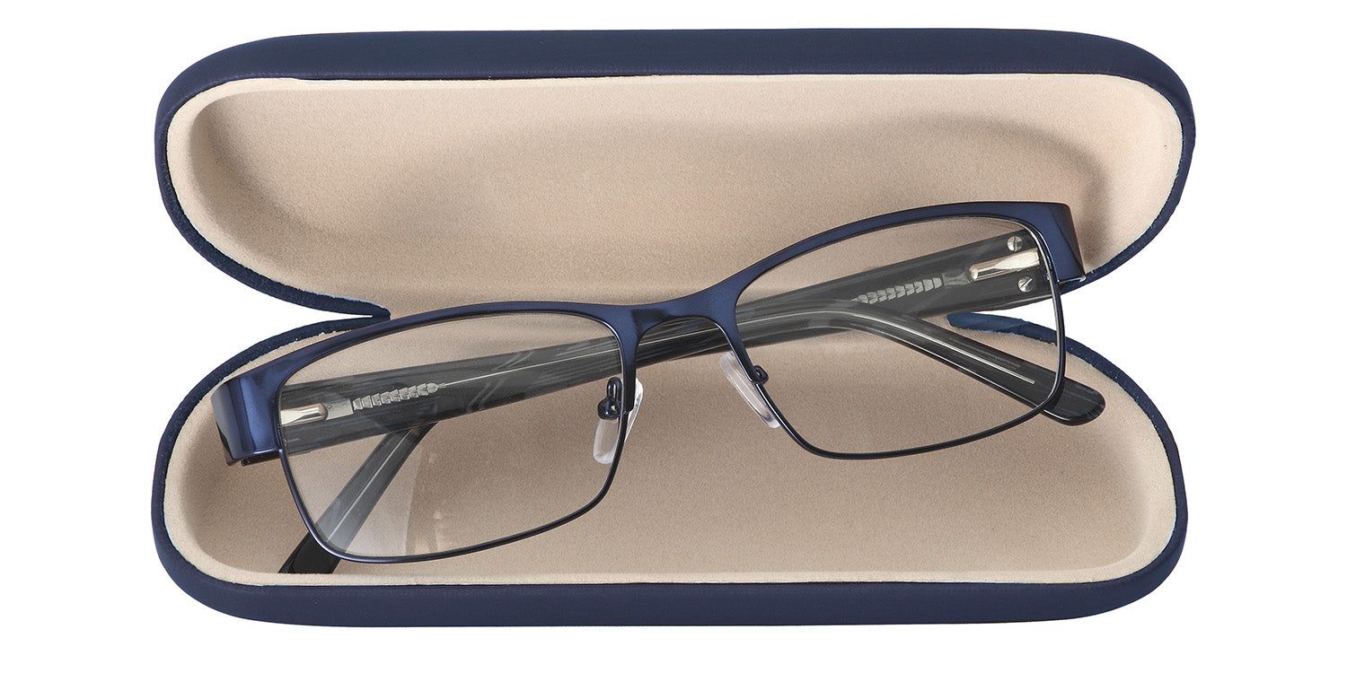 Geöffnetes, blaues Hartschalenetui. Enthält Brille mit blauem Rahmen. Innen beige.