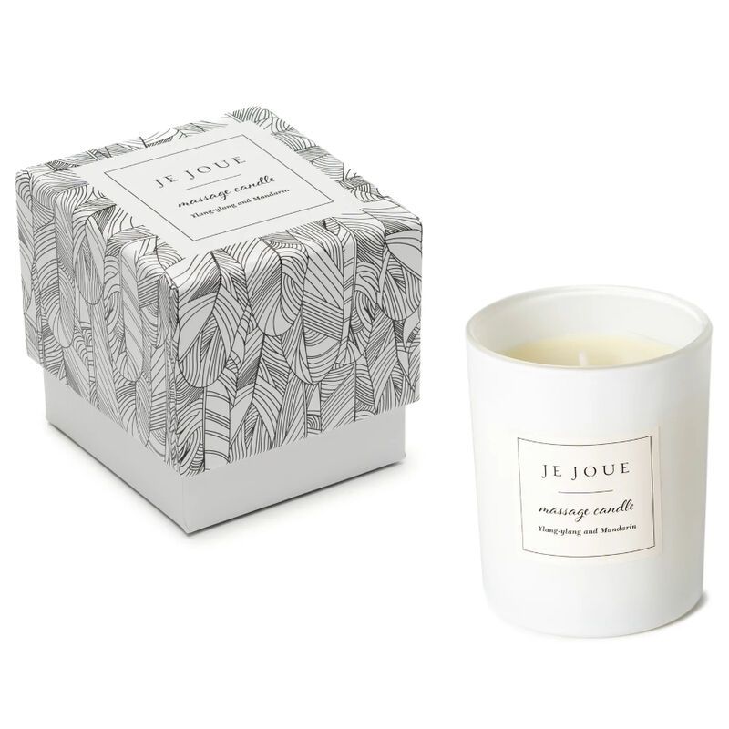 Weiße Kerze in zylindrischem Behälter. Daneben eine Schachtel mit Feder-Muster und Produktinformationen. Label: Je Joue, Massage Candle.