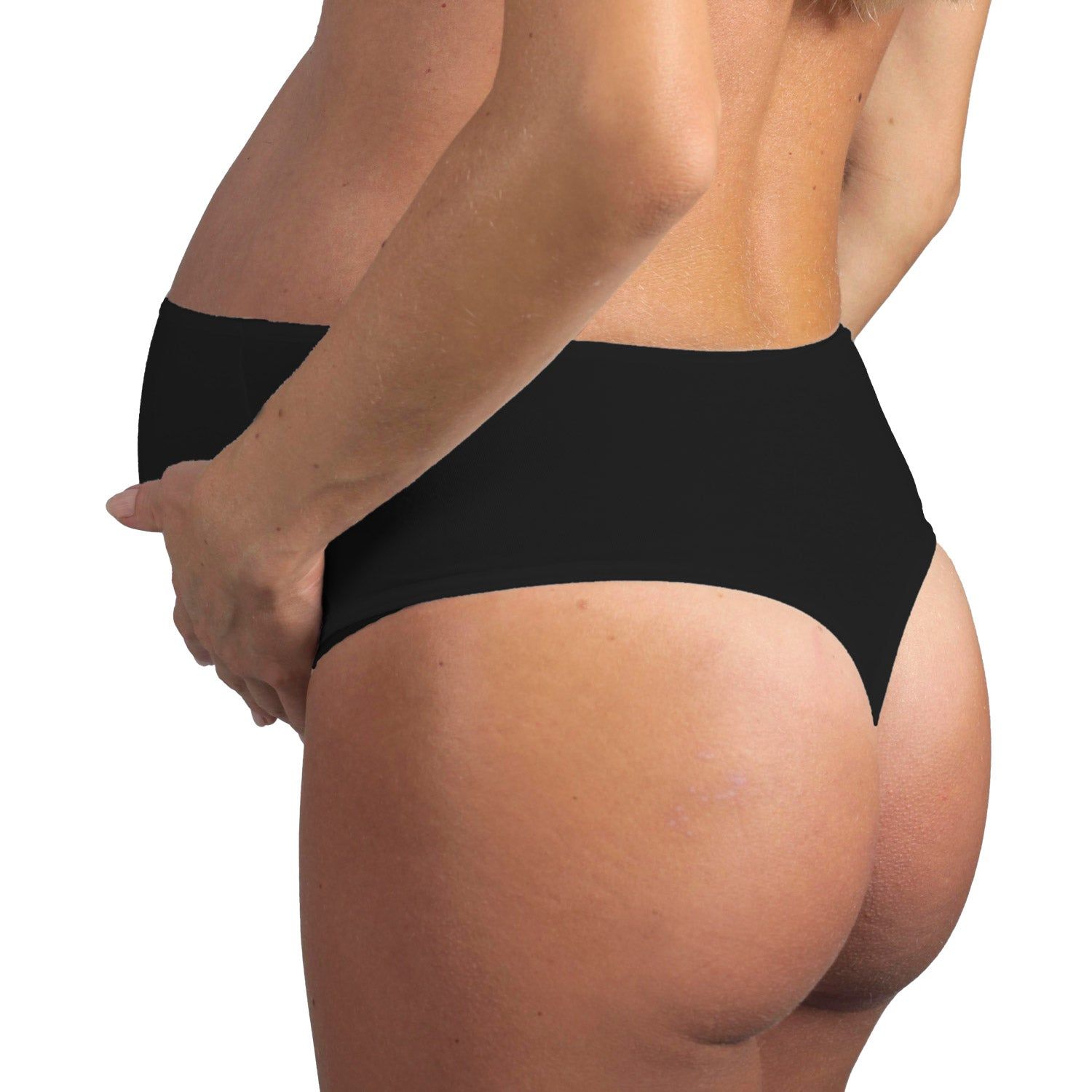 Schwarzer Tanga-Slip. Hoher Bund, Modal-Material. Ansicht von hinten, eine Hand stützt den Bauch.