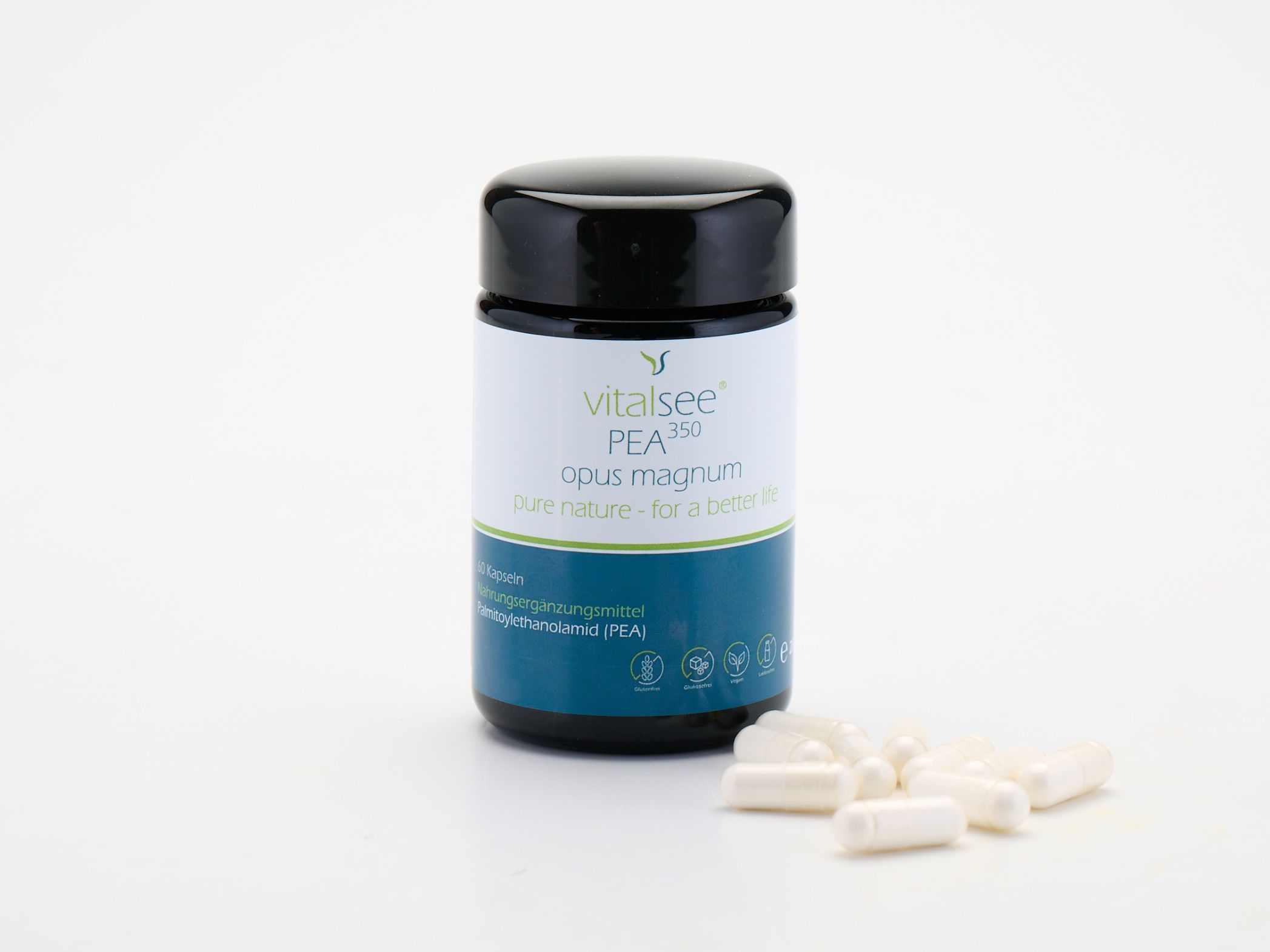 Dose mit Kapseln. Weißes Etikett mit Produktnamen. Schwarzer Deckel. Weiße Kapseln liegen daneben.