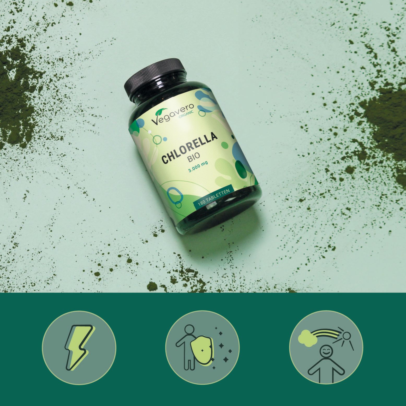 Flasche Chlorella BIO, 180 Tabletten, auf grünem Hintergrund mit grünen Pulverflecken und Icons.