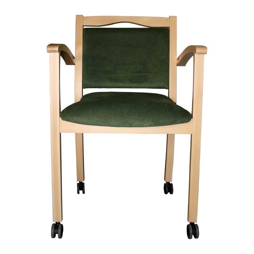 Seniorenstuhl mit Armlehnen und Rollen. Holzrahmen, grüne Sitzfläche und Rückenlehne. Frontansicht.