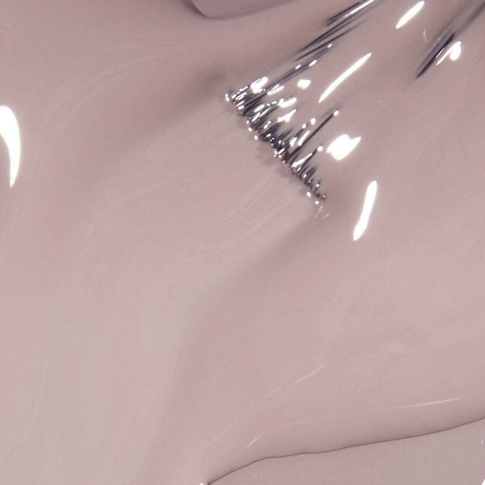 Nahaufnahme von glänzendem Nagellack in einem hellen Rosaton. Die Oberfläche reflektiert Licht.