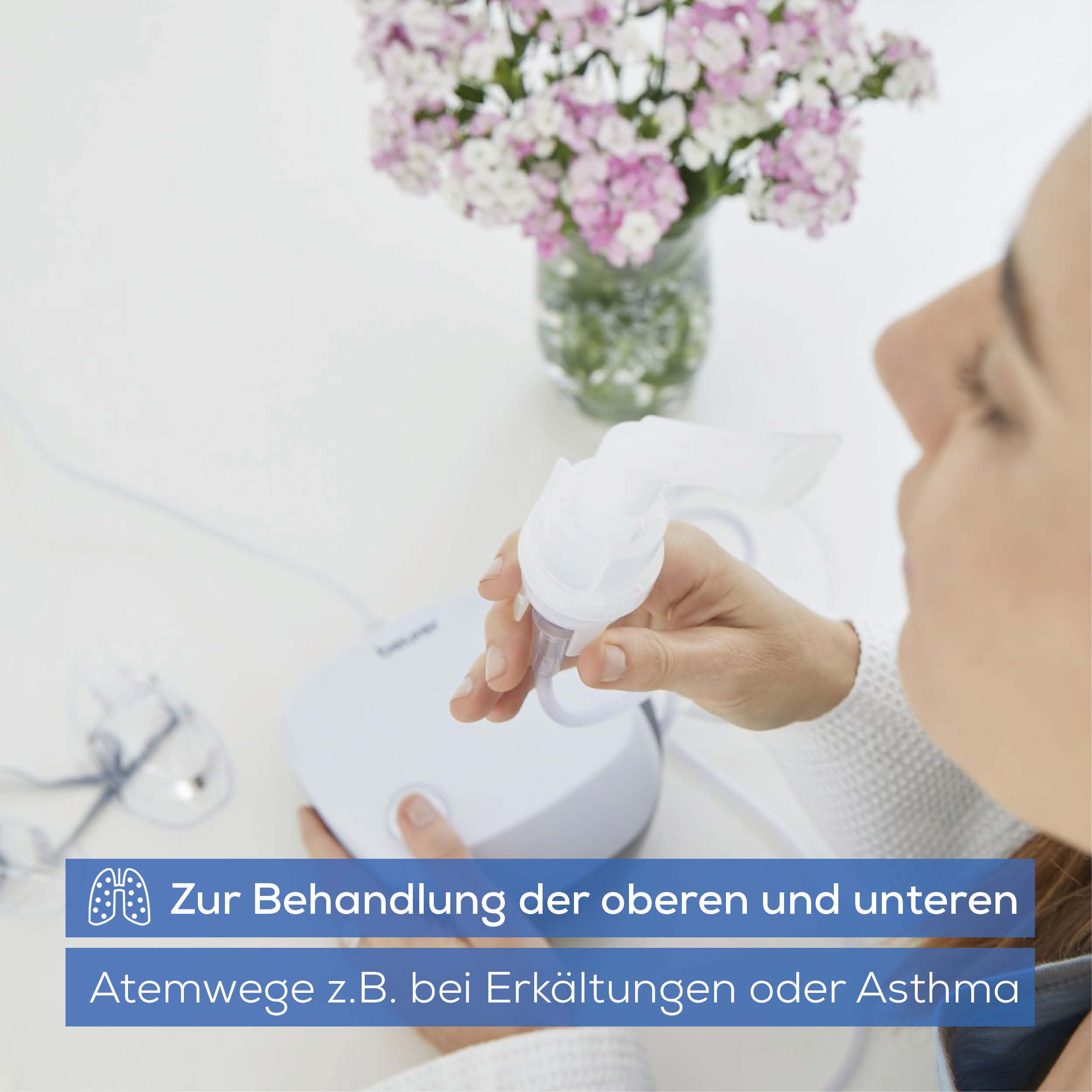 Inhalationsgerät mit Maske und Schlauch. Frau hält Maske. Text: Zur Behandlung der oberen und unteren Atemwege z.B. bei Erkältungen oder Asthma.