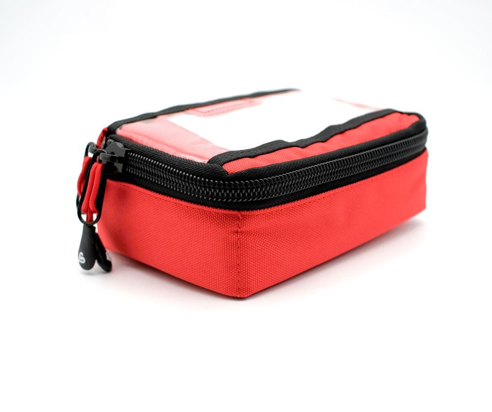 Geschlossene rote Notfalltasche mit Reißverschluss und durchsichtigem Fach oben.