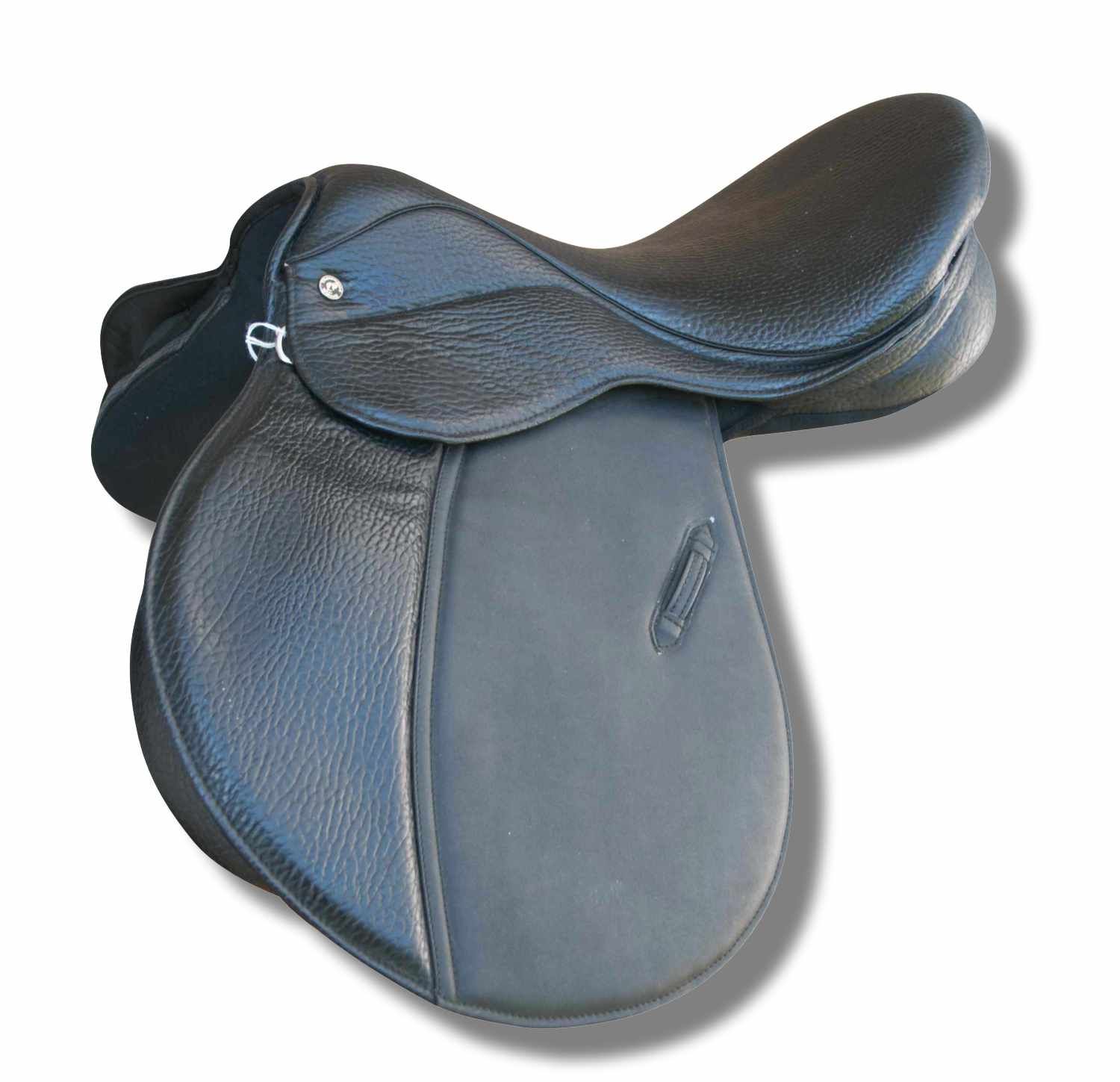 Schwarzer Sattel. Lederoptik, gepolstert. Mit Steigbügelaufhängung und Griff. Perspektivische Ansicht.