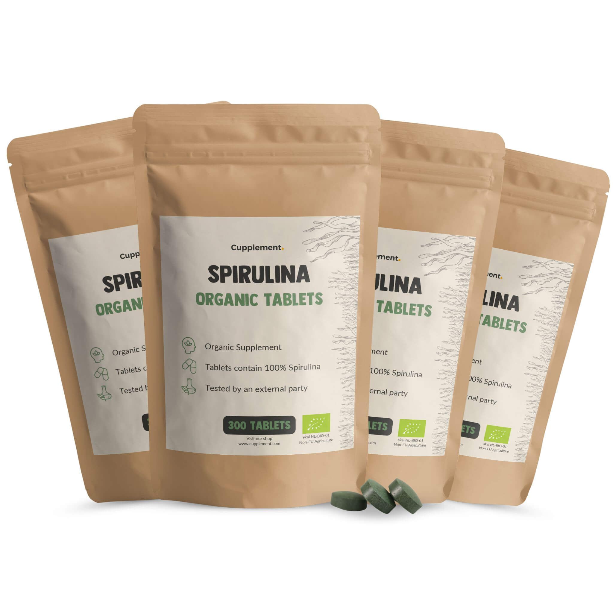 Mehrere Beutel mit Spirulina-Tabletten. Aufschrift: Spirulina Organic Tablets. 300 Tabletten. Bio-Siegel.