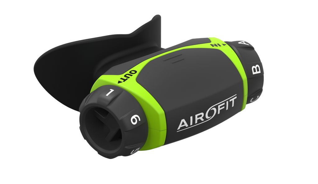 Atemtrainer, schwarz-grün, mit Mundstück. Auf dem Gerät sind Zahlen und die Schriftzüge 'IN' und 'OUT' zu sehen. Airofit-Logo.