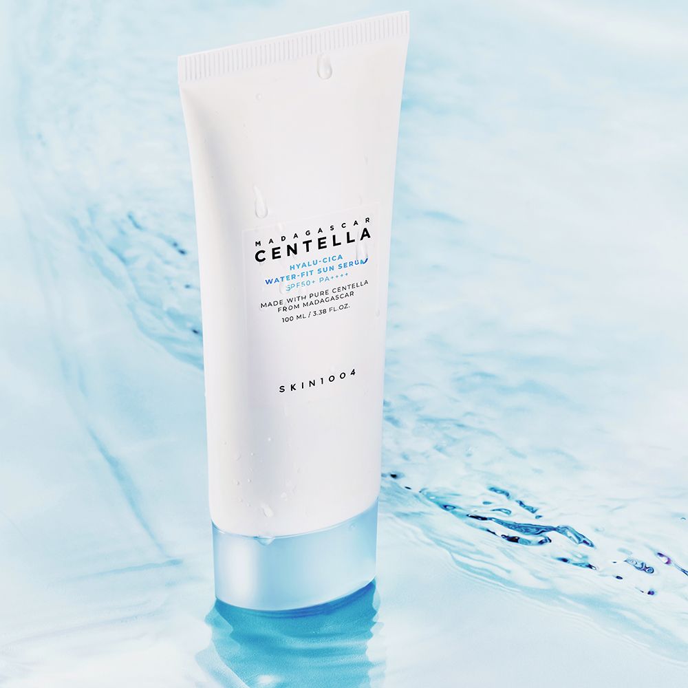 Weiße Tube im Wasser. Aufschrift: MADAGASCAR CENTELLA HYALU-CICA WATER-FIT SUN SERUM. Marke SKIN1004.