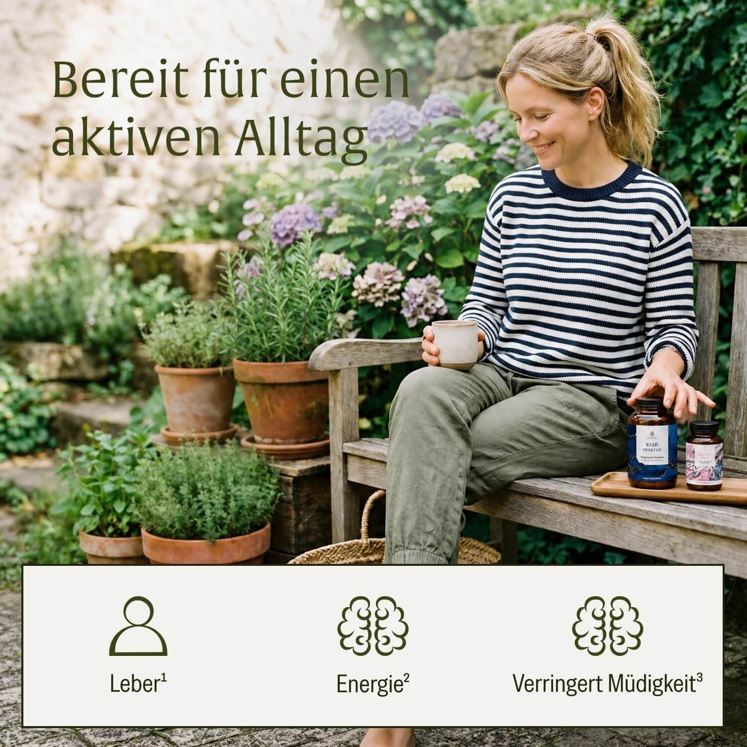 Frau sitzt auf einer Bank im Garten mit NATURTREU® Produkten. Symbole für Leber, Energie, Müdigkeit.