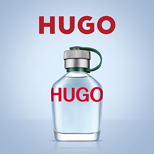 Hugo Man Eau de Toilette Flakon vor blauem Hintergrund.