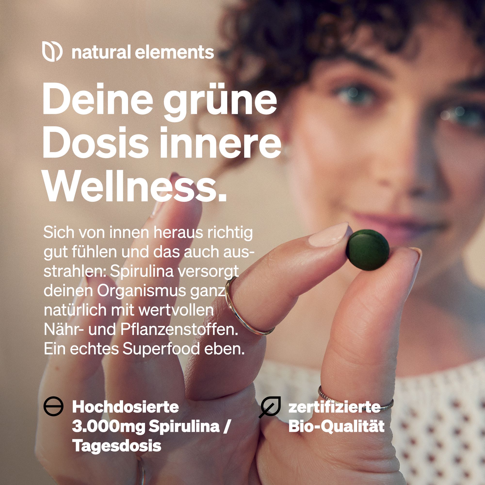 Frau hält Tablette. Text: Deine grüne Dosis innerer Wellness. Hochdosierte 3.000mg Tagesdosis. Zertifizierte Bio-Qualität.