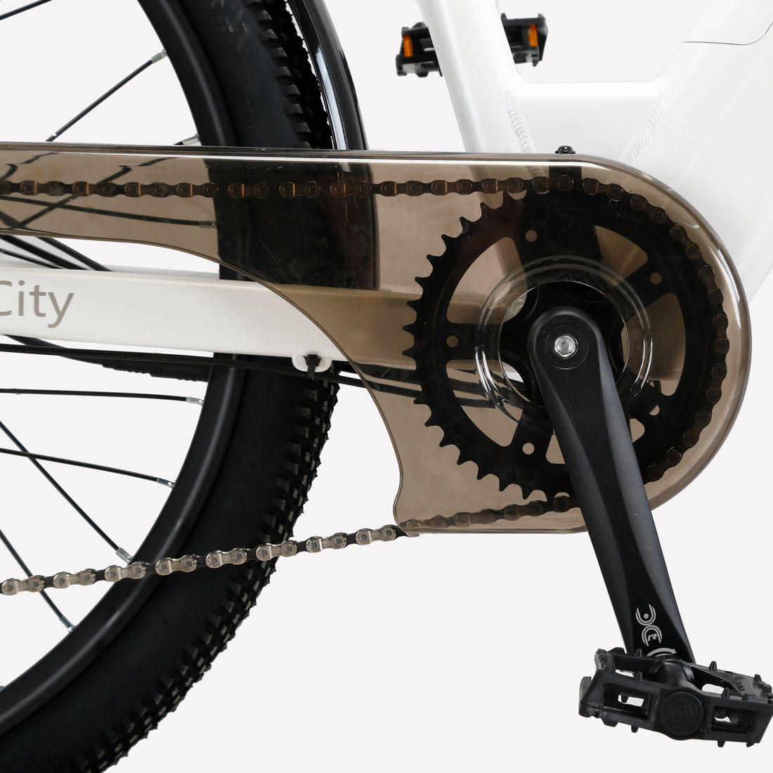 Nahaufnahme des Elektrofahrrads. Kette, Pedale und Kettenblatt sichtbar.