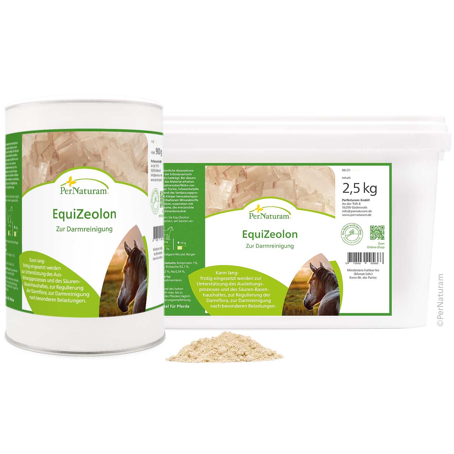 Zwei Behälter mit grünem Etikett. Aufschrift: PerNaturam EquiZeolon. Produktabbildung und Logo. Streuung des Produkts.