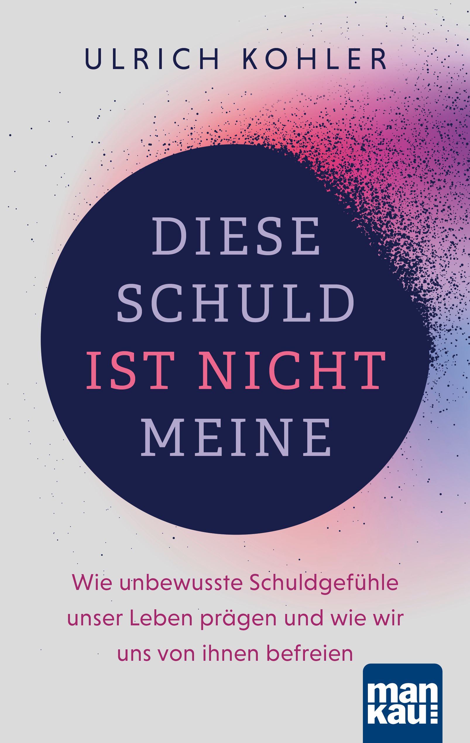 Buchcover mit Titel "DIESE SCHULD IST NICHT MEINE" von Ulrich Kohler. Auf blauem Kreis, Text in Weiß und Pink. Logo "man kau:" unten rechts.