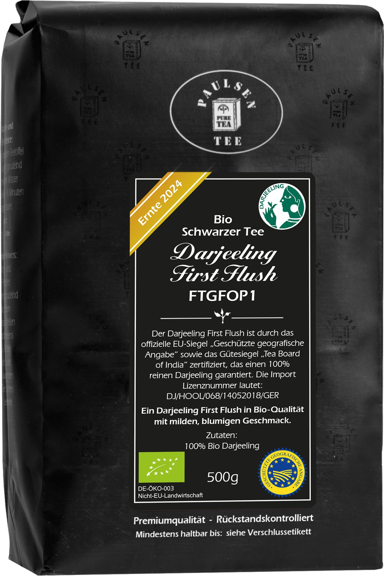 Schwarzer Tee-Packung mit Etikett. Text: Darjeeling First Flush FTGFOP1, Bio, Ernte 2024. Siegel: EU-Bio, Tea Board of India.