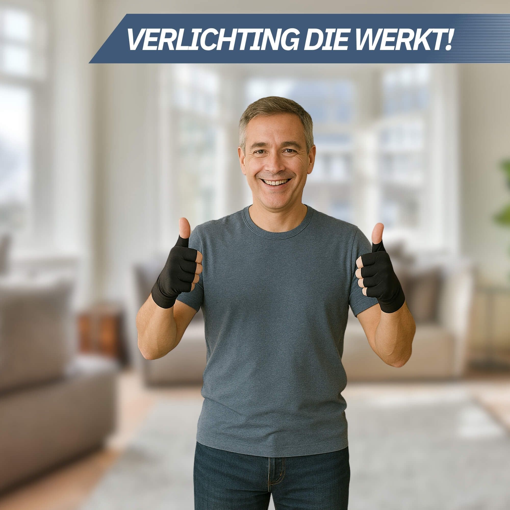 Mann mit schwarzen Kompressionsbandagen am Handgelenk, der Daumen hoch zeigt.