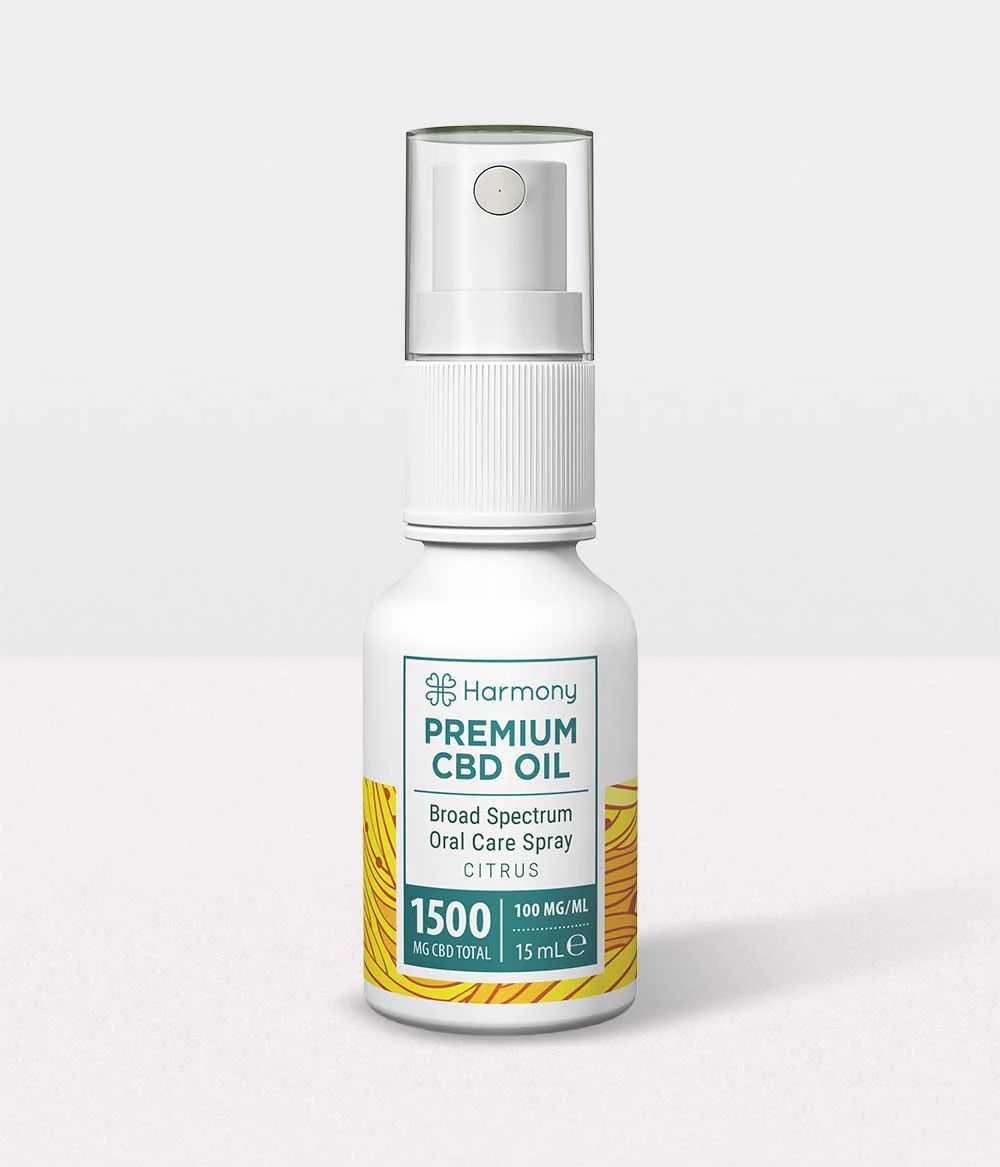 Weiße Sprühflasche mit grünem Deckel. Aufschrift: Harmony Premium CBD Oil, Citrus. Gelbes Etikett mit Text.