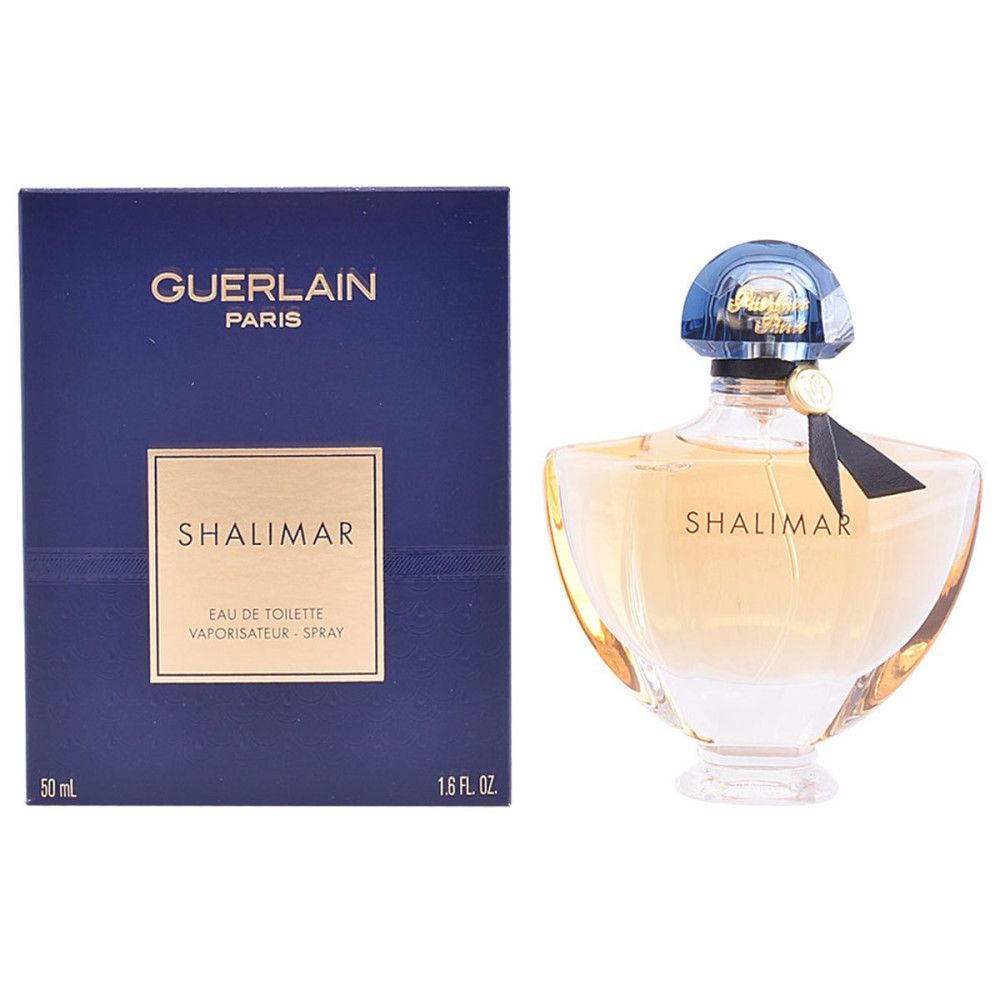 Parfümflakon und Verpackung. Flakon mit blauem Deckel, goldfarbenem Etikett und schwarzer Schleife. Blaue Schachtel mit Text.