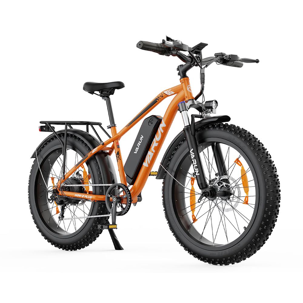 Orangefarbenes VARUN M26-2 Plus E-Mountainbike mit schwarzem Akku, Gepäckträger und breiten Reifen. Frontansicht.