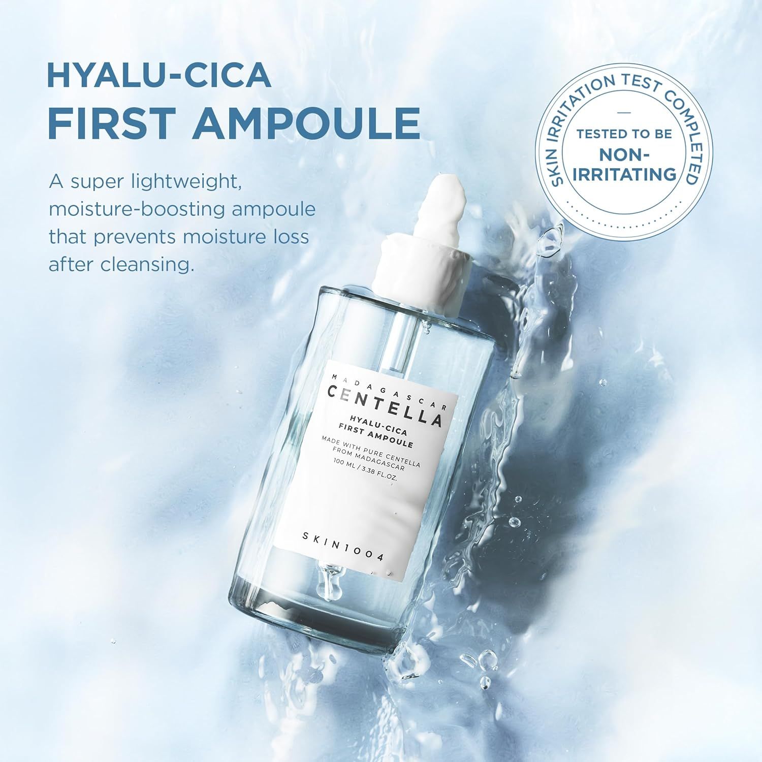 Glasflasche mit Serum. Aufschrift: HYALU-CICA FIRST AMPOULE. Getestet auf Nicht-Reizung. Wasser im Hintergrund.