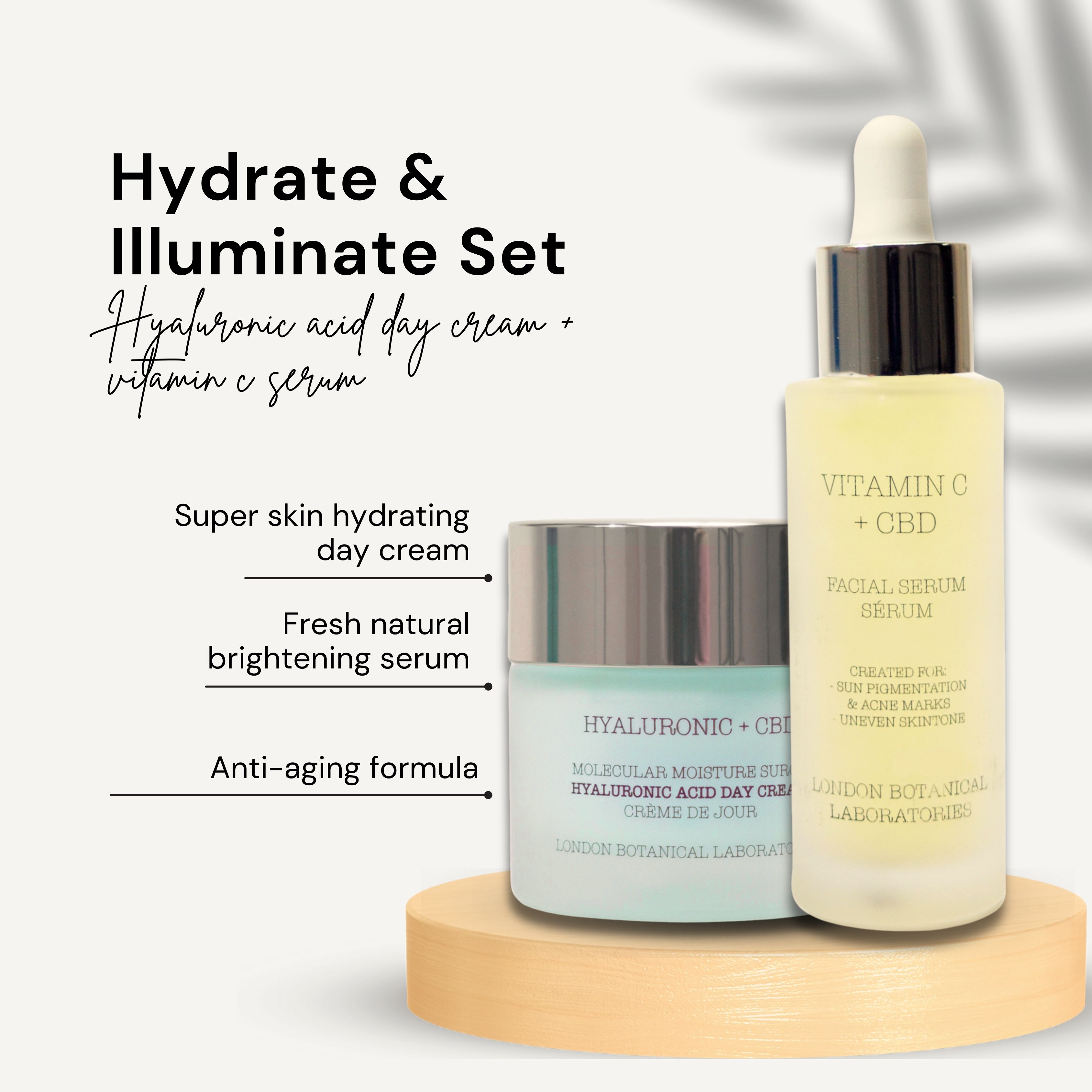 Creme- und Serumflasche auf Holzsockel. Aufschrift: Hyaluronic + CBD, Vitamin C + CBD. Text: Hydrate & Illuminate Set.