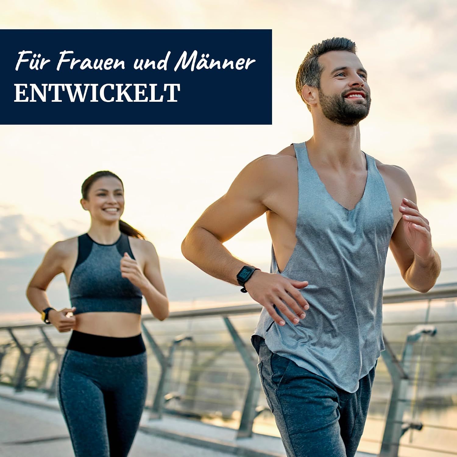 Lächelndes Paar beim Joggen im Freien, für Frauen und Männer entwickelt.