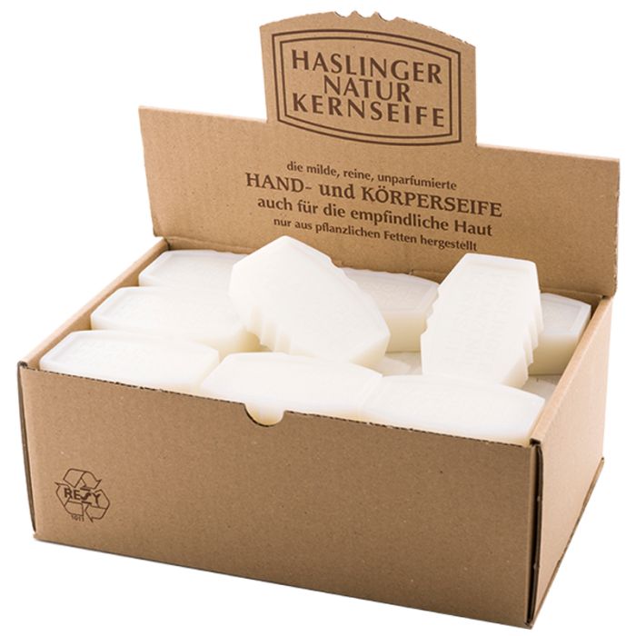 Karton mit Kernseife. Aufschrift: HASLINGER NATUR KERNSEIFE. Hand- und Körperseife für empfindliche Haut. Recycling-Symbol.