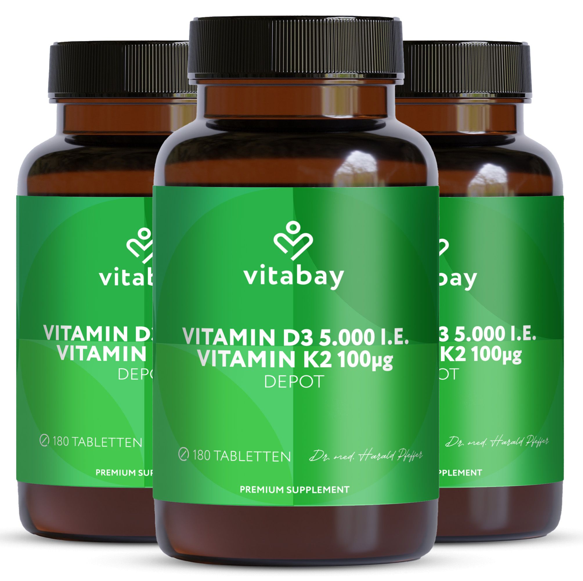 Drei braune Glasflaschen mit grünem Etikett. Vitabay Vitamin D3 5.000 I.E. Vitamin K2 100µg Depot. 180 Tabletten.