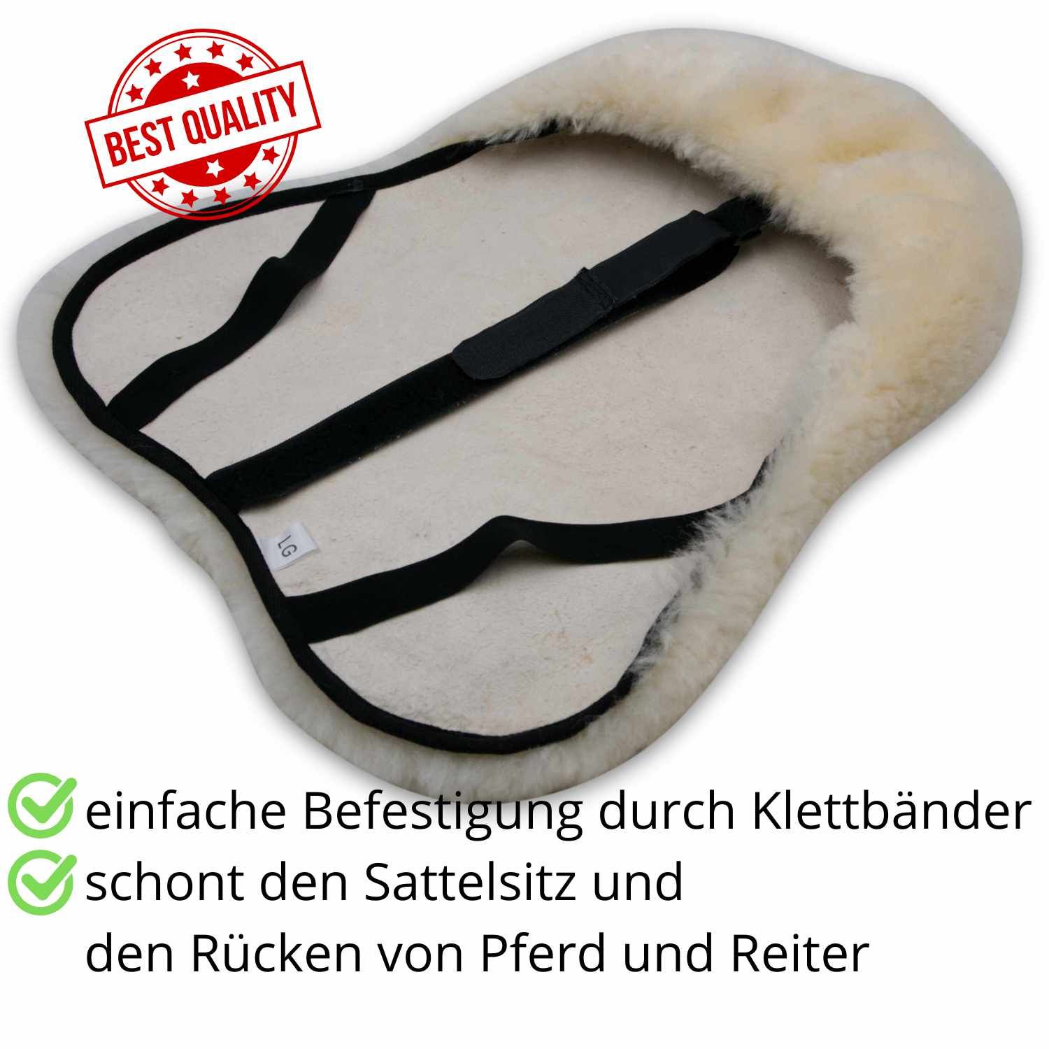 Beiger Lammfell Sattelsitzbezug mit schwarzen Gurten. Text: einfache Befestigung, schont Sattel und Rücken.