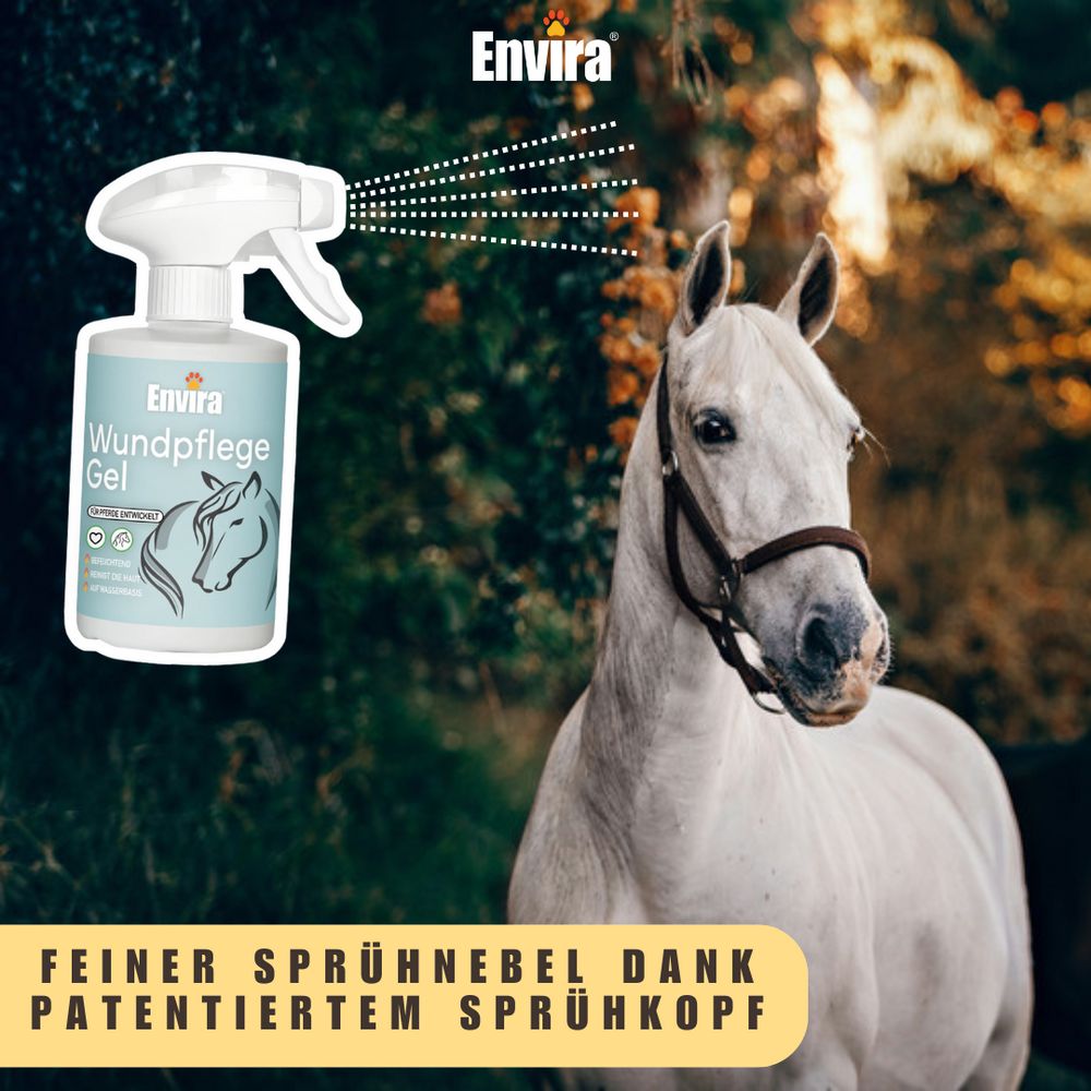 Flasche Envira Wundpflege Gel neben einem weißen Pferd. Text: Feiner Sprühnebel dank patentiertem Sprühkopf.