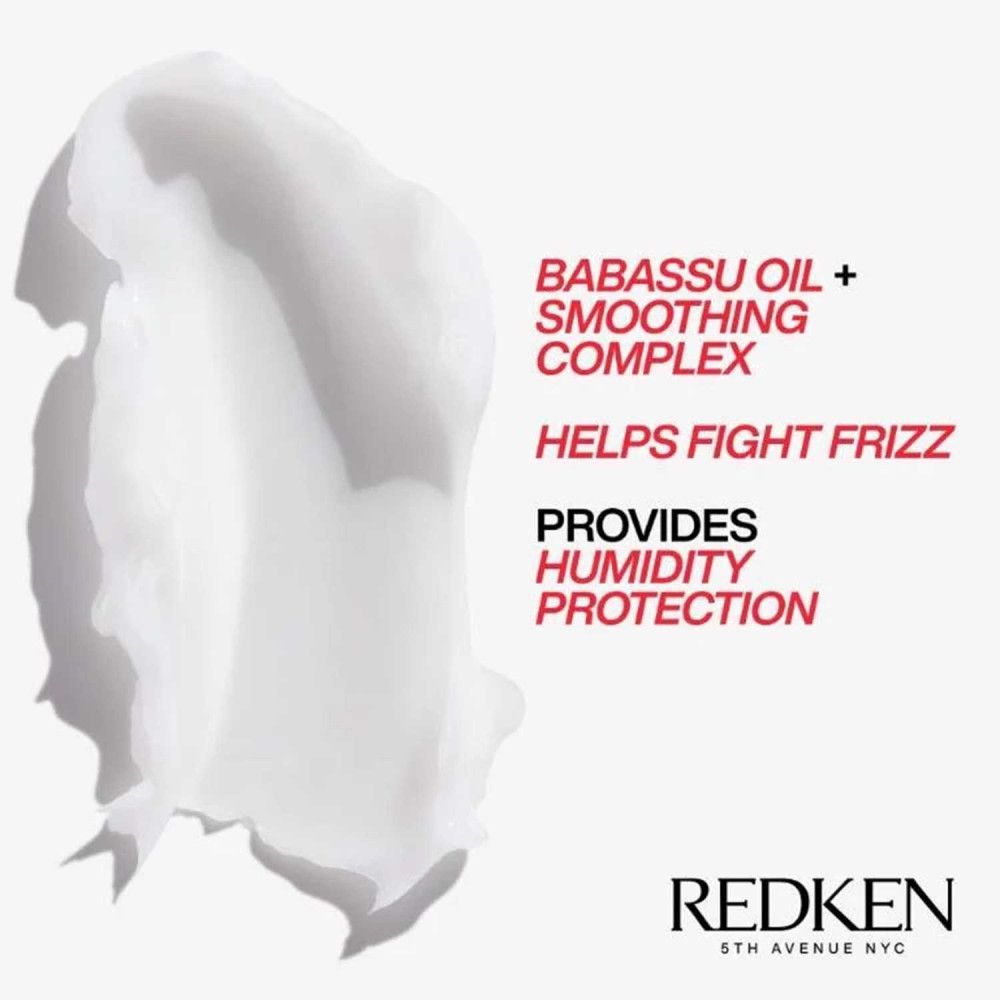 Weißes Produkt, Babassu-Öl + Smoothing Complex. Text: Bekämpft Frizz, bietet Feuchtigkeitsschutz. Redken Logo.