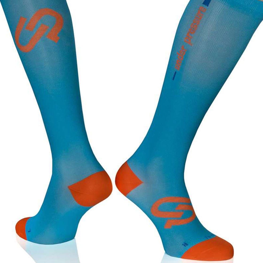 Blau-orange Kompressionsstrümpfe. Orangefarbene Fersen und Zehen. Orangefarbenes Logo auf dem Schaft. # Zeichen.